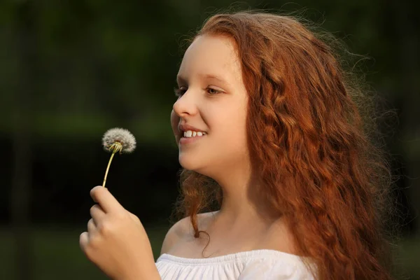 Menina Feliz Com Cabelo Vermelho Segurando Dente Leão Parque — Fotografia de Stock