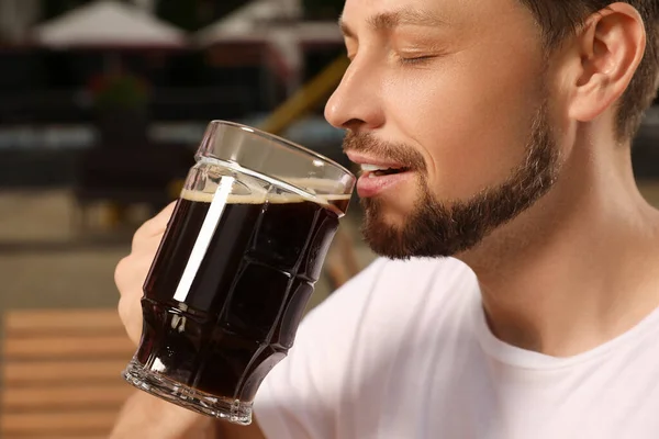 Άνθρωπος Πίνοντας Μαύρη Μπύρα Στο Καφέ Κοντινό Πλάνο — Φωτογραφία Αρχείου
