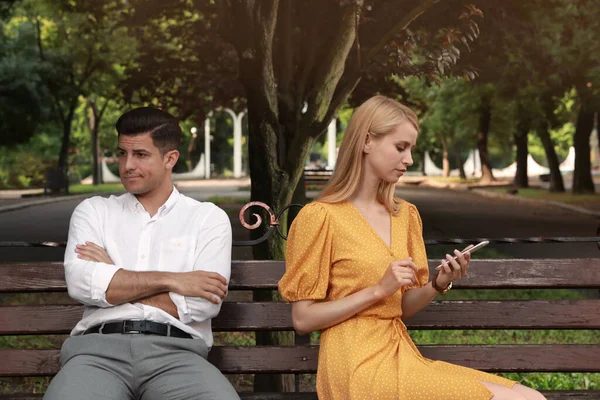 Ung Kvinna Med Smartphone Ignorerar Sin Pojkvän Parken Tråkigt Datum — Stockfoto