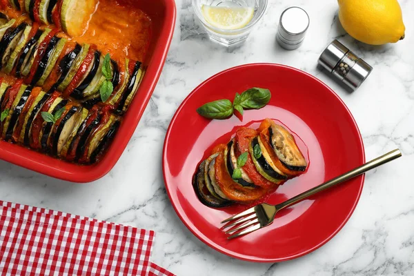 Delicioso Ratatouille Com Manjericão Servido Mesa Mármore Branco Flat Lay — Fotografia de Stock