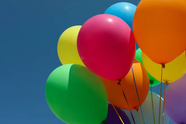 Bande Ballons Colorés Contre Ciel Bleu Gros Plan — Photo
