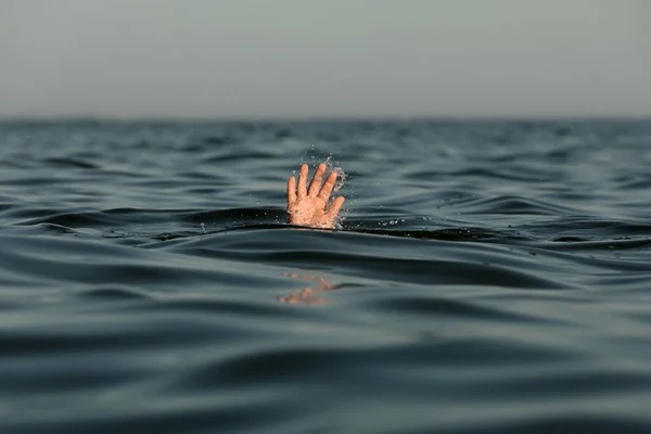 Hombre Ahogado Buscando Ayuda Mar — Foto de Stock