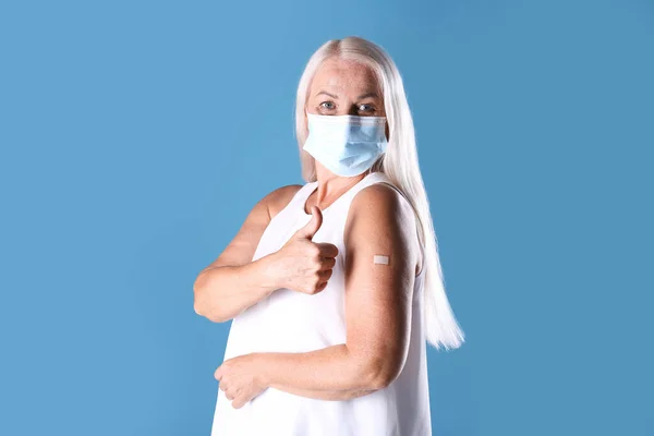 Зрелая Женщина Защитной Маске Показывает Руку Бинтом После Вакцинации Большой — стоковое фото