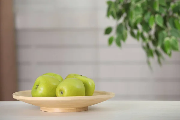Beyaz Ahşap Masa Üzerinde Taze Yeşil Elmalarla Kaplı Bir Tabak — Stok fotoğraf
