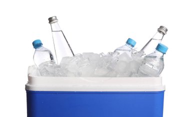 Buz küpleri ve beyaz zemin üzerinde su şişeleri olan mavi plastik bir kutu.