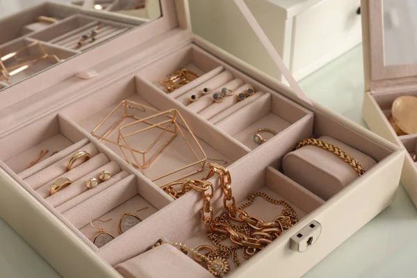 Κοσμήματα Κουτί Κομψό Χρυσό Bijouterie Λευκό Τραπέζι Closeup — Φωτογραφία Αρχείου