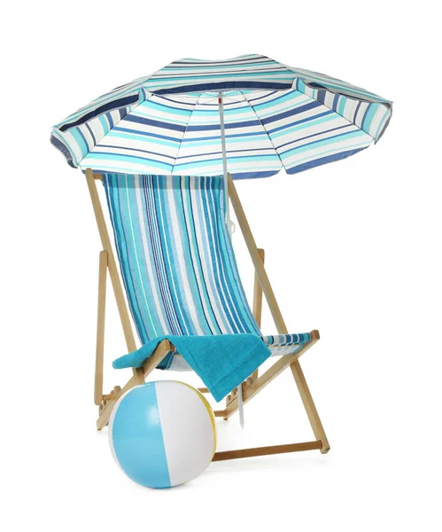 Otevřené Modré Pruhované Plážový Deštník Lehátko Ručník Nafukovací Míč Bílém — Stock fotografie