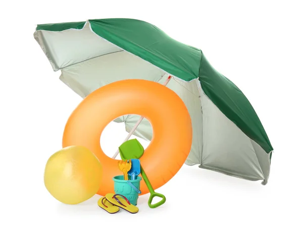 Strand Paraplu Opblaasbare Ring Bal Kind Zand Speelgoed Witte Achtergrond — Stockfoto