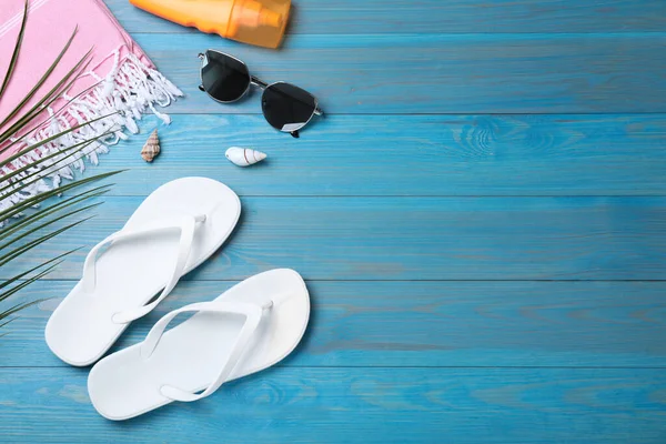 Stylish Flip Flops Beach Objects Light Wooden Background Flat Lay — Stock Photo, Image