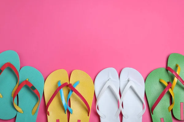 Viele Verschiedene Flip Flops Auf Rosa Hintergrund Flach Liegend Raum — Stockfoto