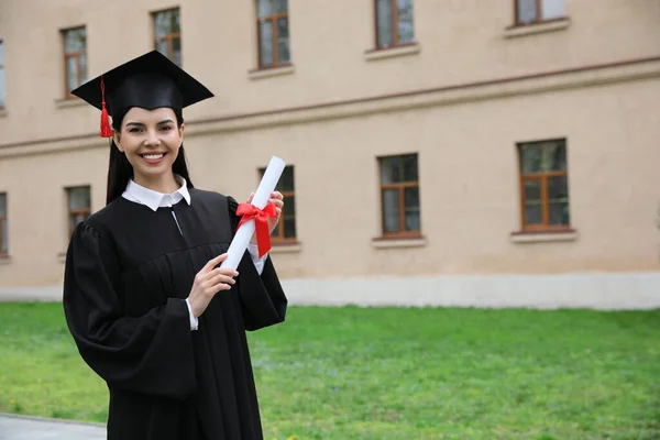 Glückliche Studentin Mit Diplom Nach Der Abschlussfeier Freien Raum Für — Stockfoto