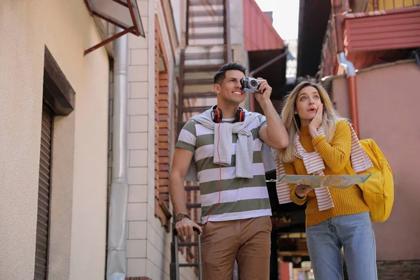 Par Turistas Tomando Fotos Hermosa Calle Ciudad — Foto de Stock