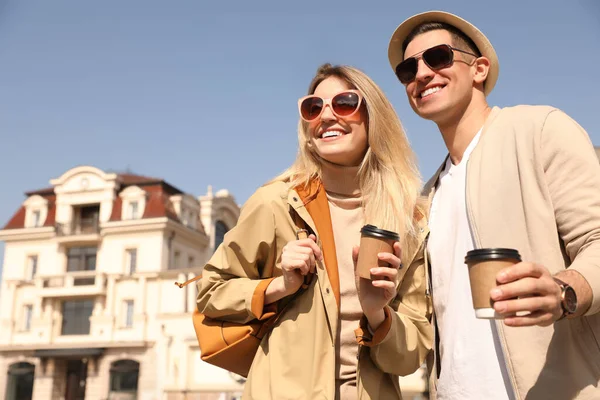 Gelukkig Paar Met Koffie Straat Ochtend — Stockfoto