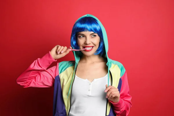 Elegante Jovem Mulher Colorido Peruca Mastigação Bubblegum Fundo Vermelho — Fotografia de Stock