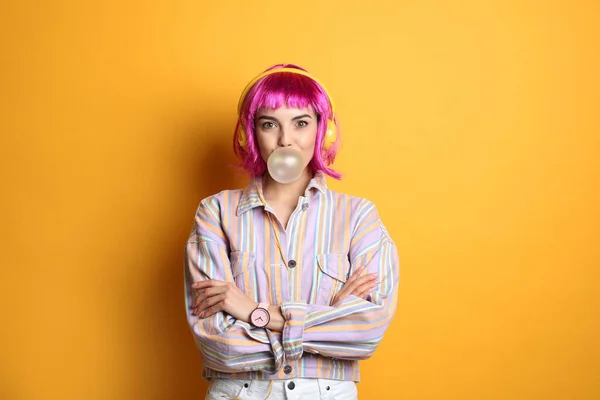 Jeune Femme Mode Perruque Colorée Avec Écouteurs Soufflant Bubblegum Sur — Photo