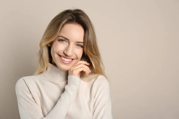 Retrato Mujer Joven Feliz Con Hermoso Cabello Rubio Sonrisa Encantadora — Foto de Stock