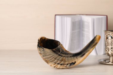Açık bej ahşap masa üzerinde Rosh Hashanah tatil sembolleri
