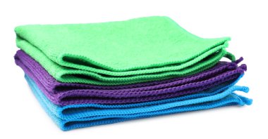 Beyaz zemin üzerinde birçok renkli mikrofiber kumaş