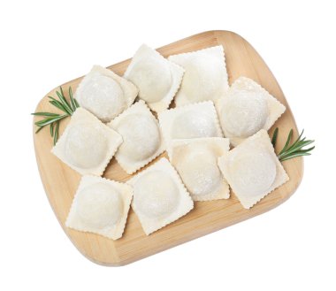 Beyaz arka planda pişmemiş mantı ve biberiye.