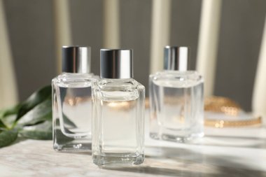 Beyaz mermer masa üzerinde gerekli yağ şişeleri, yakın plan.