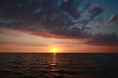 Nehir kenarında güzel bir gün batımı manzarası.