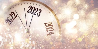 2023 yılına kadar saat sayımı ve arka planda güzel havai fişekler, afiş tasarımı