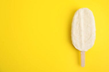 Sarı arka planda jöleli dondurma, üst manzara. Metin için boşluk