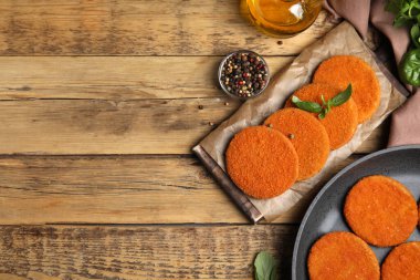 Tahta masada servis edilen nefis kızarmış pirzolalar. Metin için boşluk