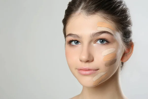 Vacker Flicka Ljusgrå Bakgrund Med Concealer Och Foundation För Ansiktskonturering — Stockfoto