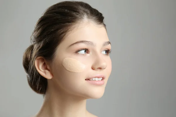 Bella Ragazza Con Fondazione Striscio Sul Suo Viso Contro Sfondo — Foto Stock