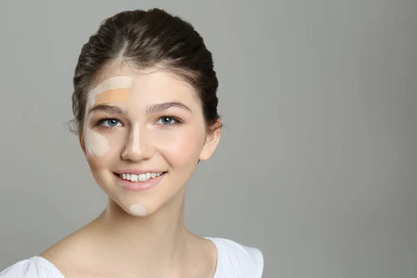 Krásná Dívka Šedém Pozadí Použití Maskérů Základů Pro Tvarování Obličeje — Stock fotografie
