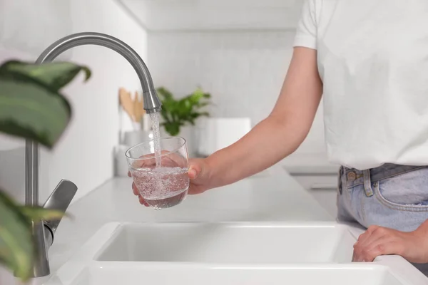 Mujer Llenando Vaso Con Agua Del Grifo Cocina Primer Plano — Foto de Stock