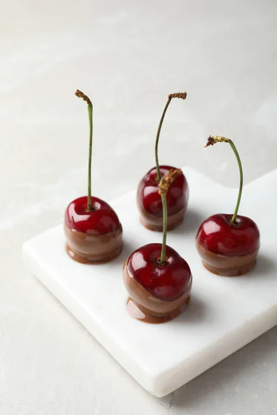 Cerises Douces Trempées Chocolat Sur Table Blanche — Photo