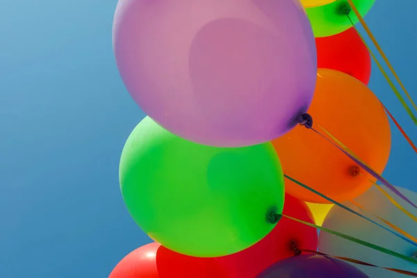 Bando Balões Coloridos Contra Céu Azul Vista Baixo Ângulo — Fotografia de Stock