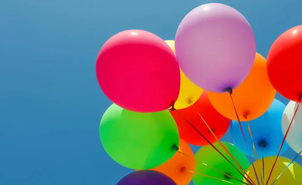 Vrouw Met Bos Van Kleurrijke Ballonnen Tegen Blauwe Lucht — Stockfoto