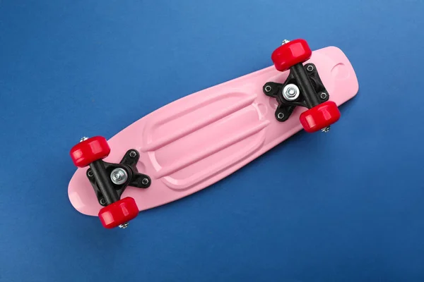 Pinkfarbenes Skateboard Auf Blauem Hintergrund Draufsicht — Stockfoto