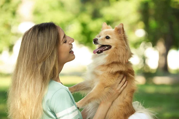 Jovem Mulher Com Seu Cão Bonito Parque Dia Ensolarado — Fotografia de Stock