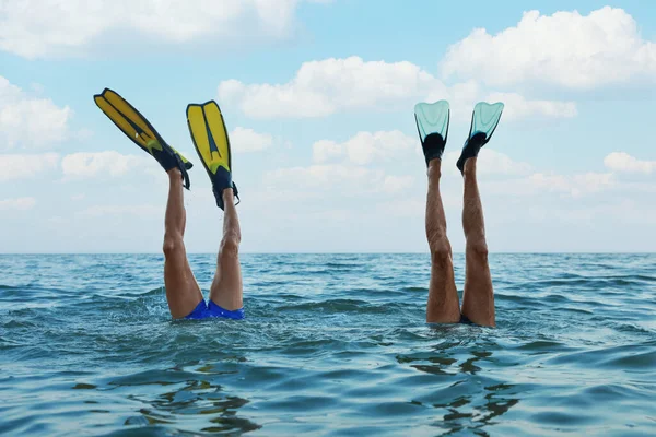 海の水の中に飛び込むフリッパーの男性 — ストック写真