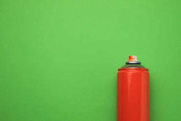 Dose Mit Roter Graffiti Sprühfarbe Auf Grünem Hintergrund Draufsicht Raum — Stockfoto