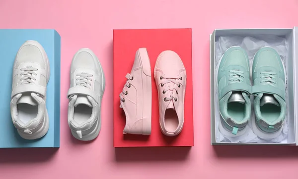 Flat Lay Compositie Met Verschillende Stijlvolle Sportschoenen Roze Achtergrond — Stockfoto