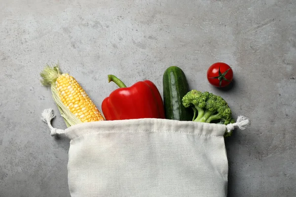 Stoffbeutel Mit Verschiedenen Frischen Gemüsesorten Auf Grauem Tisch Flach Gelegt — Stockfoto