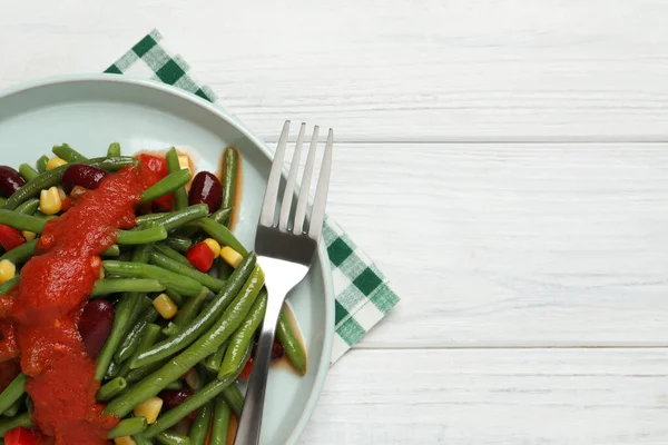 Deliciosa Ensalada Con Judías Verdes Salsa Tomate Servida Sobre Mesa —  Fotos de Stock