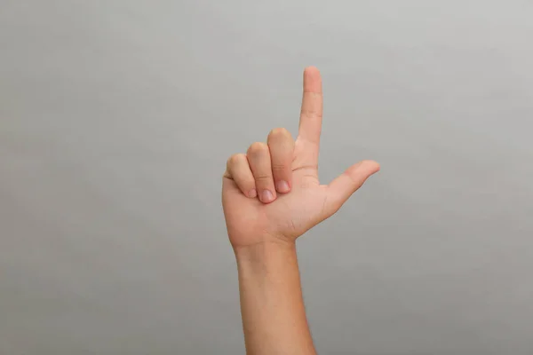 Adolescente Apuntando Algo Sobre Fondo Gris Claro Primer Plano — Foto de Stock