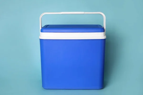 Boîte Froide Fermée Plastique Bleu Sur Fond Turquoise — Photo