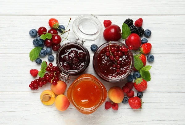 Vasi Con Marmellate Diverse Frutta Fresca Sul Tavolo Legno Bianco — Foto Stock