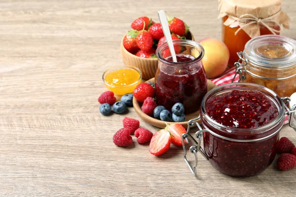 Potten Met Verschillende Confituren Vers Fruit Houten Tafel Ruimte Voor — Stockfoto