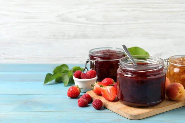 Vasi Con Diverse Marmellate Frutta Fresca Tavolo Legno Azzurro Spazio — Foto Stock