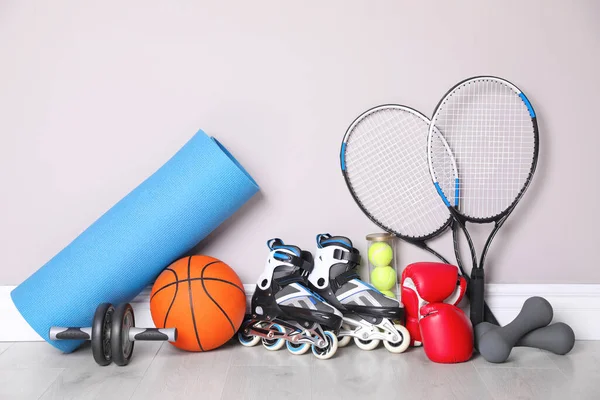 Equipamento Esportivo Diferente Perto Parede Leve Dentro Casa — Fotografia de Stock