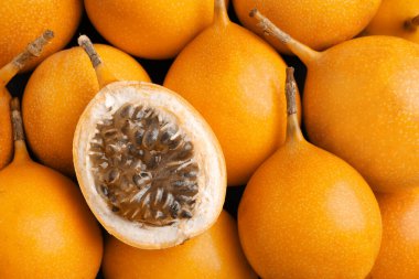 Lezzetli bir bütün ve arka plan olarak granadillaları kes, üst görünüm