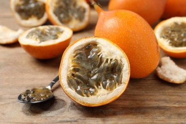 Lezzetli olgun granadillalar ahşap masada, yakın plan